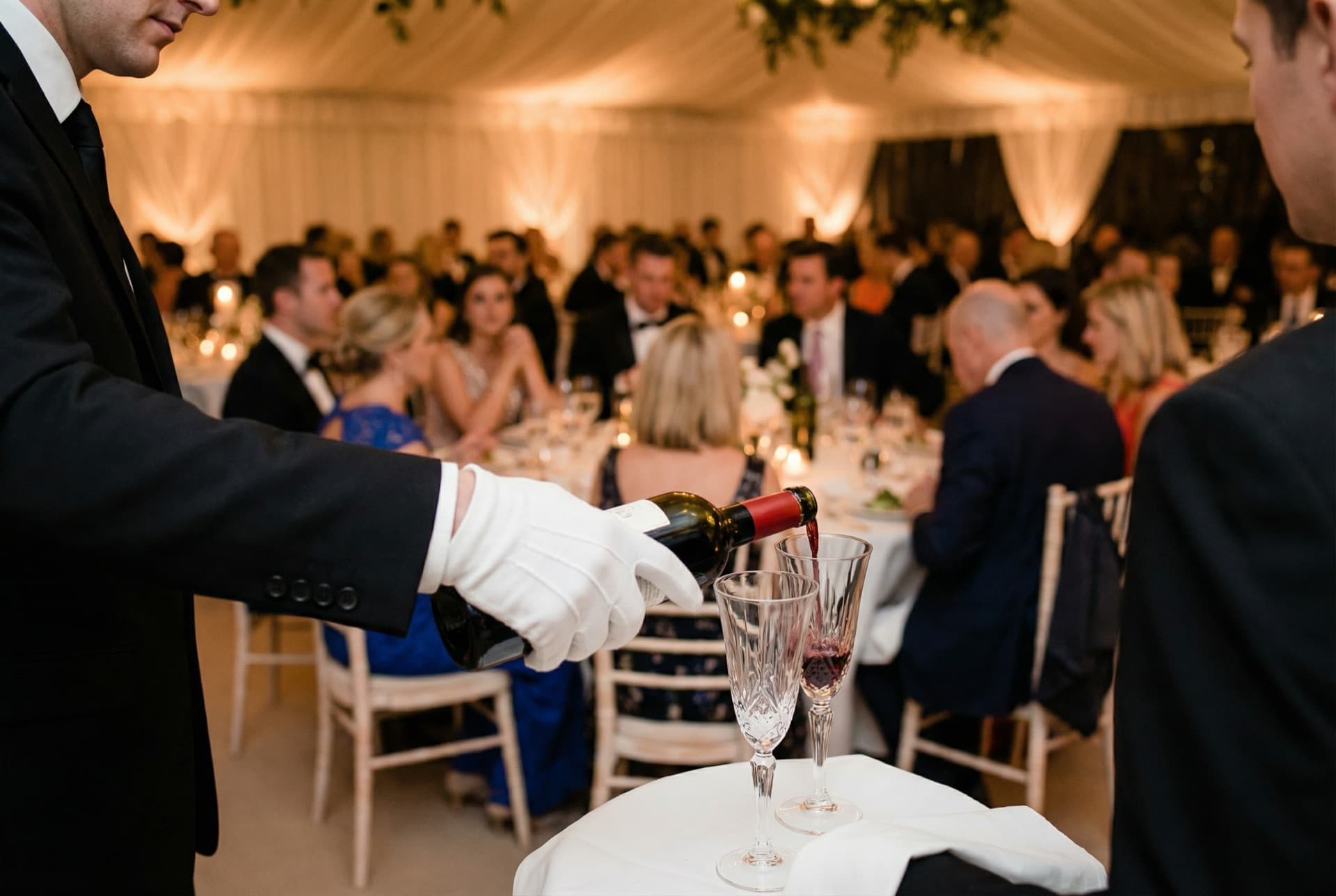 Servitör häller upp vin vid bröllopsmiddag