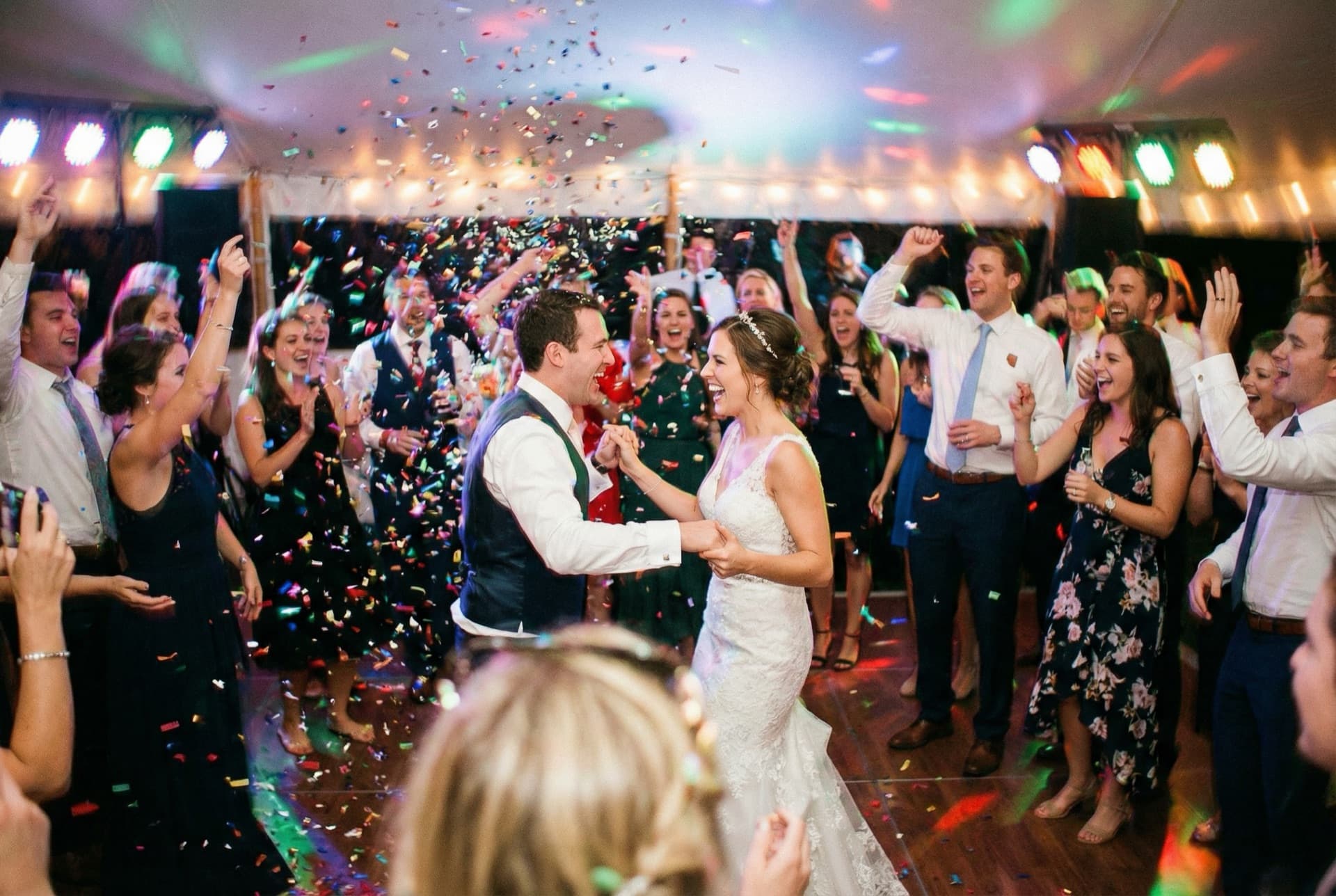 Brudpar och gäster dansar på färgstarkt dansgolv