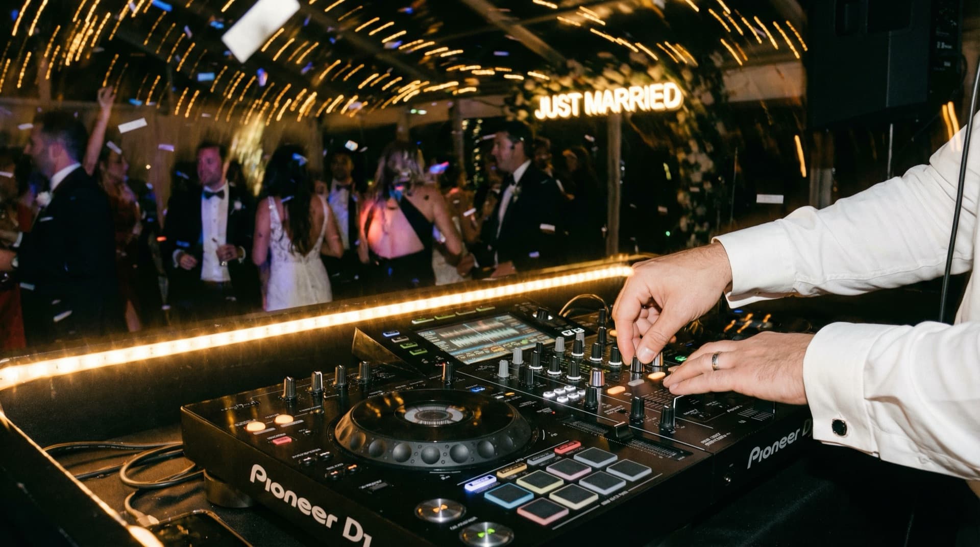 DJ-bord på bröllopsfest med suddig bakgrund